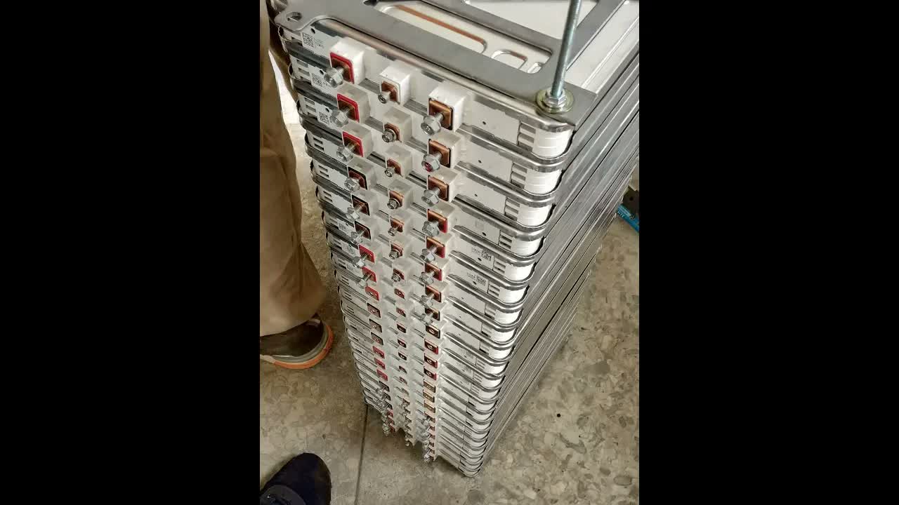 Nissan Leaf battery modules arranged for an off-grid solar installation